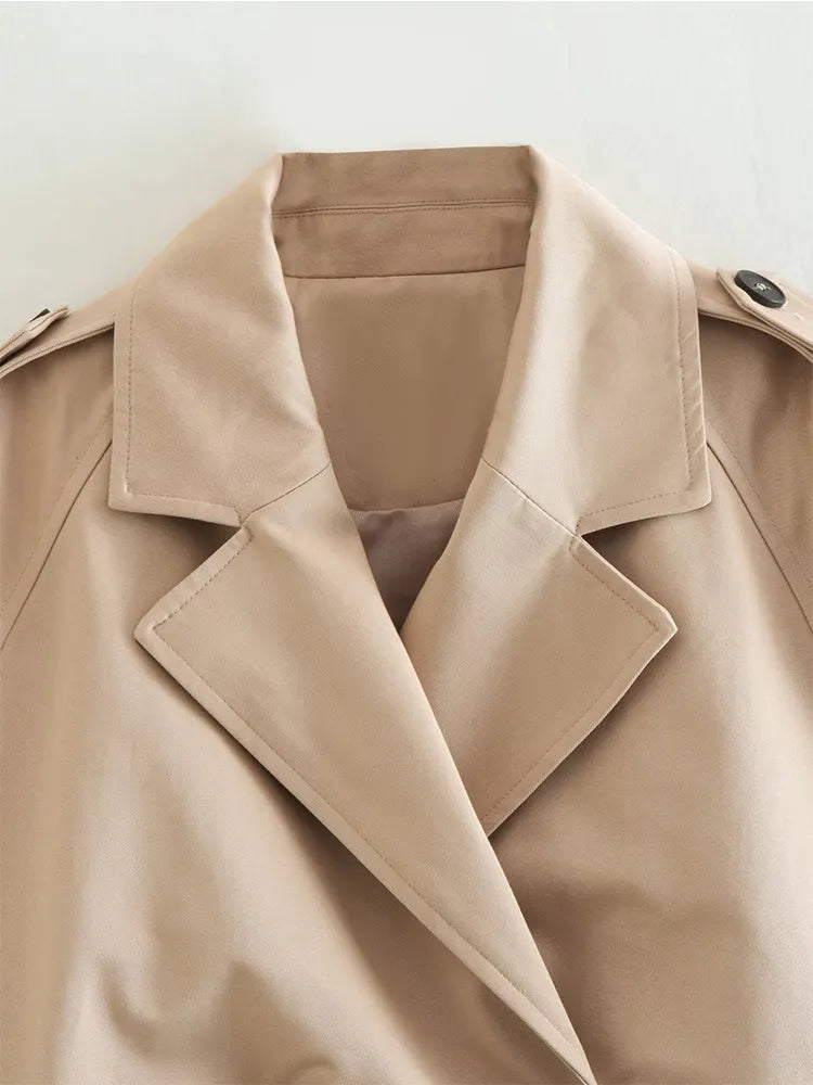 Trench court sable avec ceinture