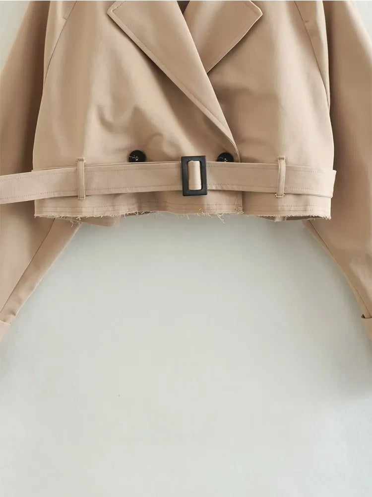 Trench court sable avec ceinture